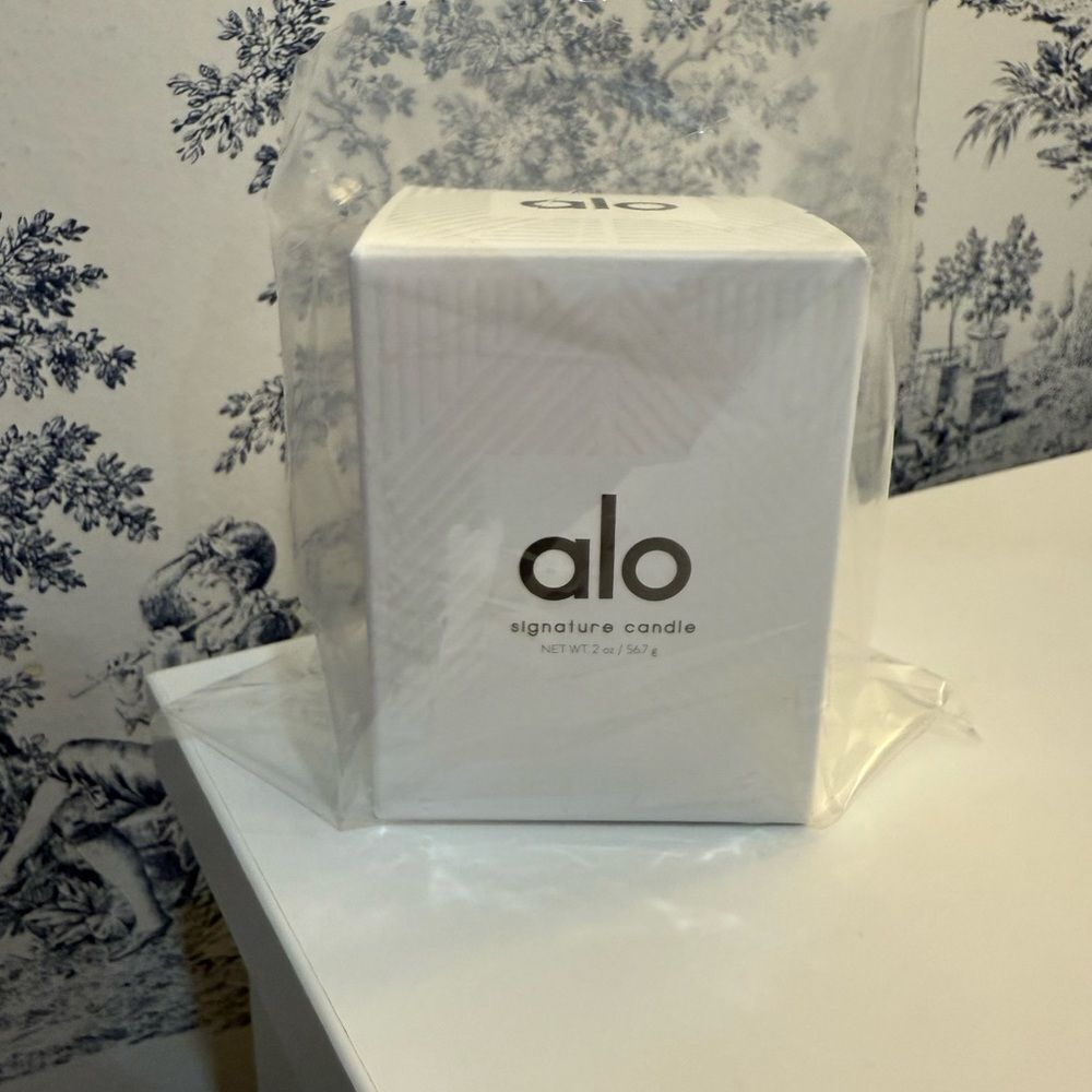 NWT ALO Yoga SIGNATURE CANDLE